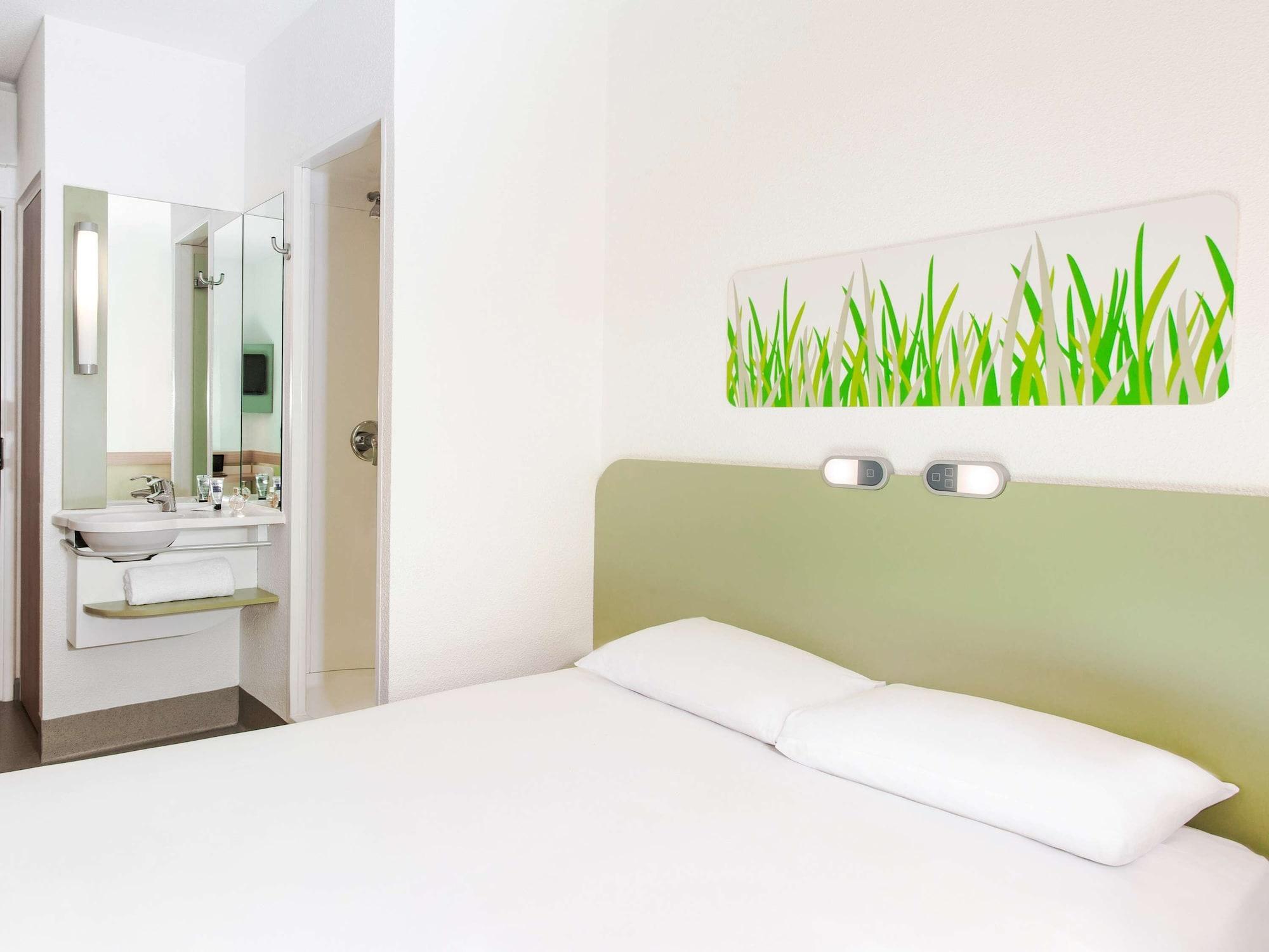 Ibis Budget London Hounslow Exterior foto