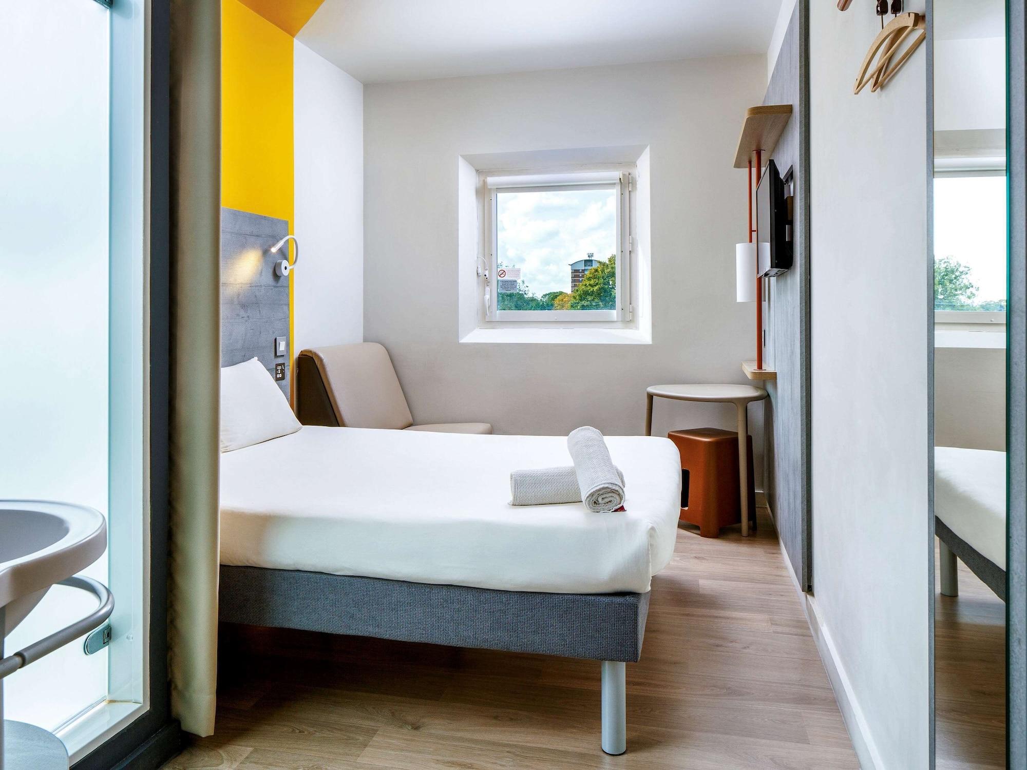 Ibis Budget London Hounslow Exterior foto