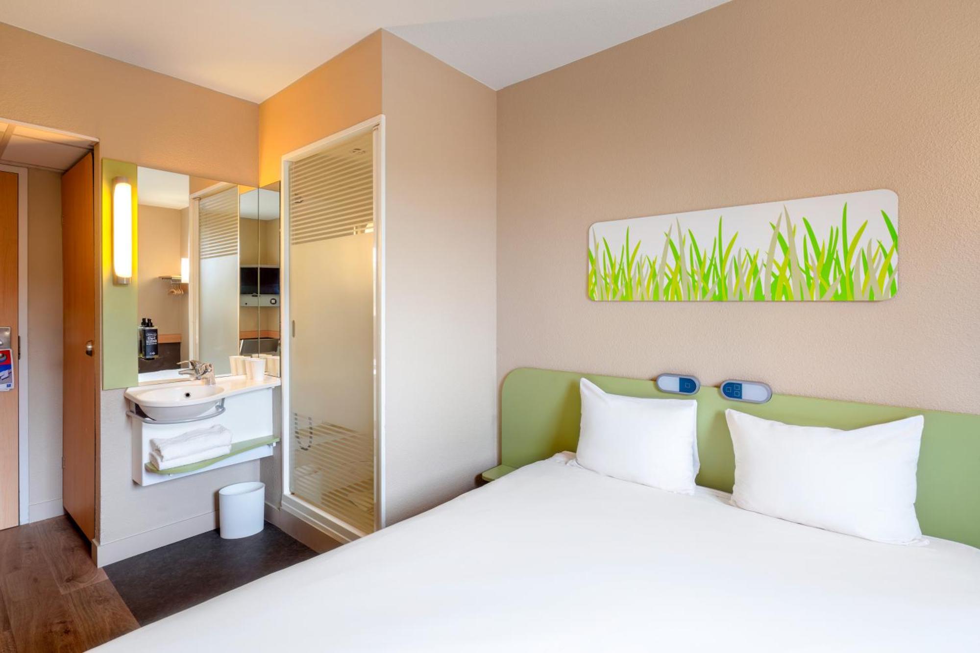 Ibis Budget London Hounslow Exterior foto