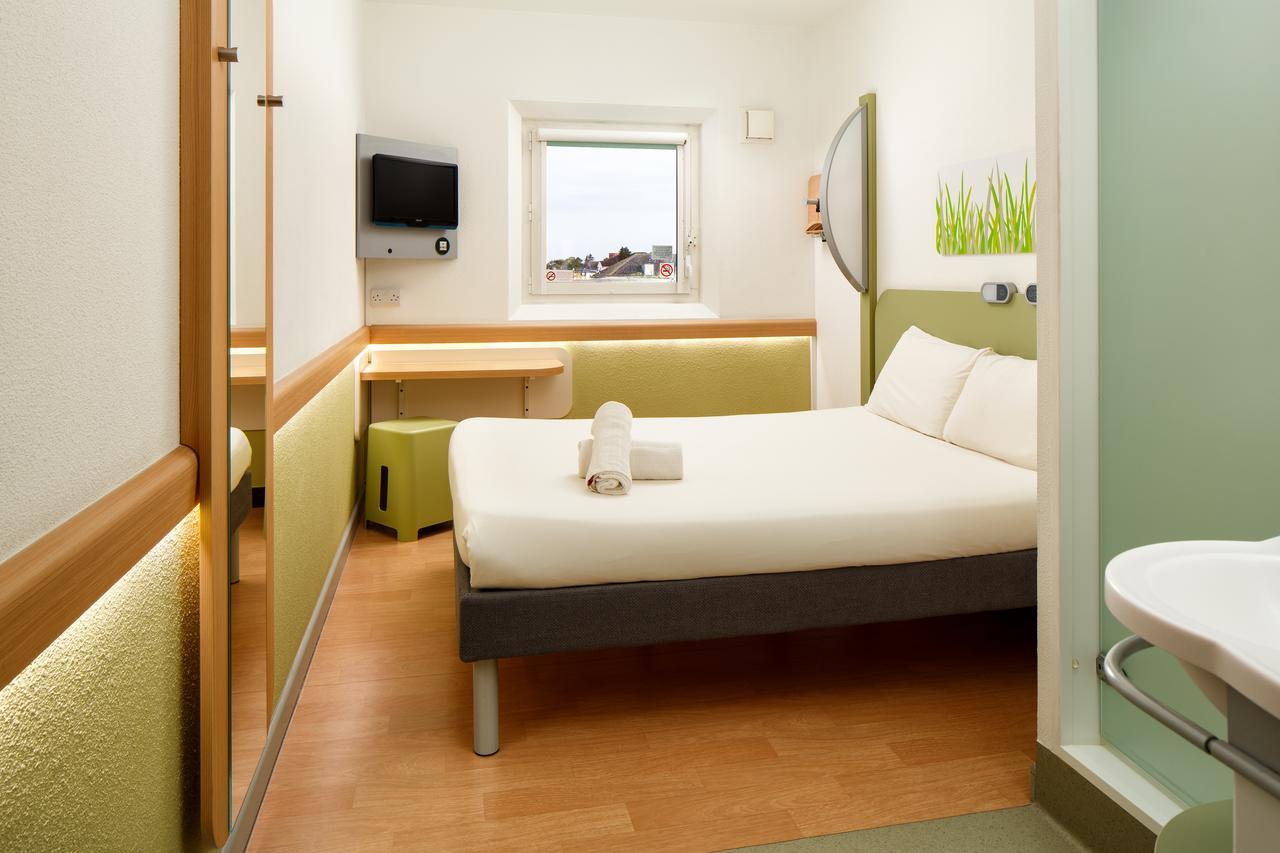 Ibis Budget London Hounslow Exterior foto