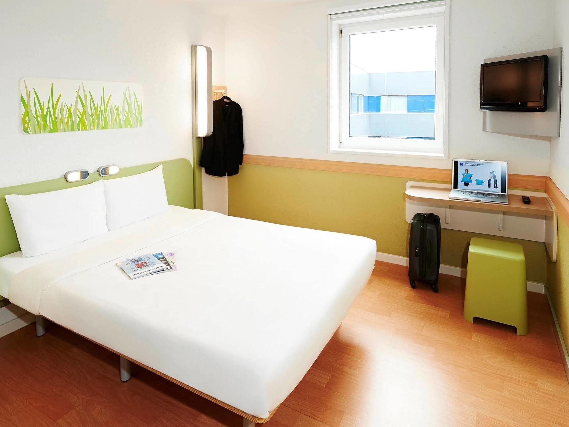 Ibis Budget London Hounslow Exterior foto