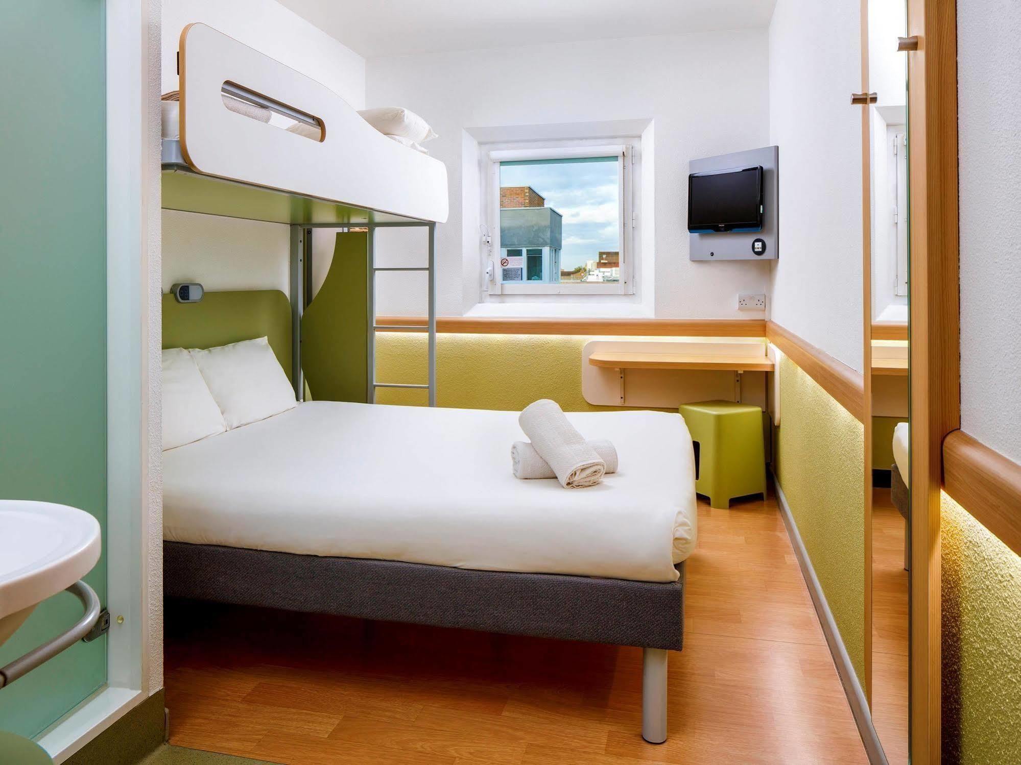 Ibis Budget London Hounslow Exterior foto