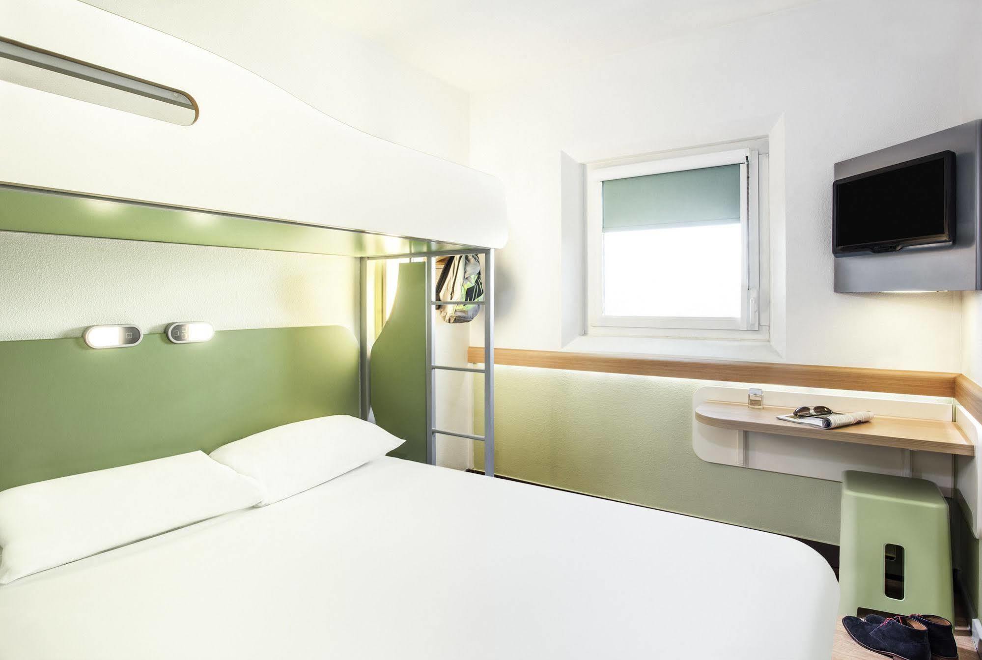 Ibis Budget London Hounslow Exterior foto